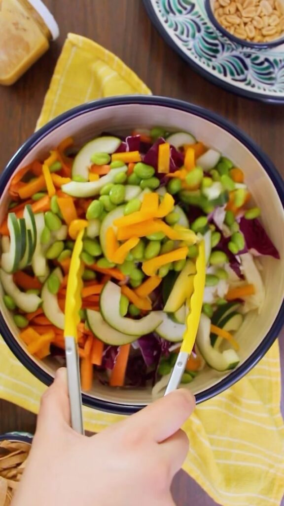receta Ensalada de 6 verduras, col blanca, col morada, zanahoria, pepino, edamames, pimiento con aderezo de cacahuate
