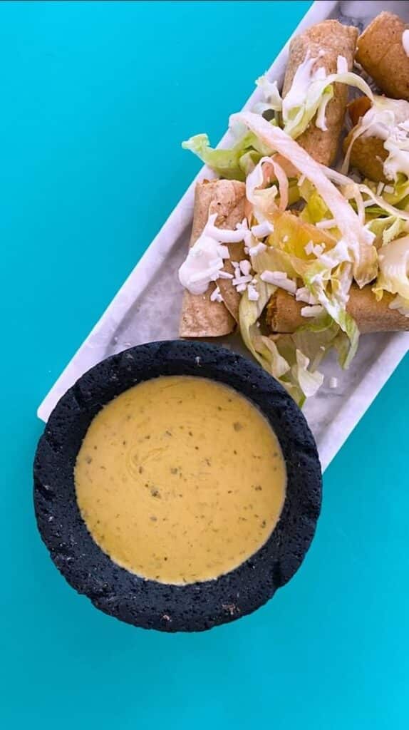 tacos dorados de pollo con salsa verde y roja
